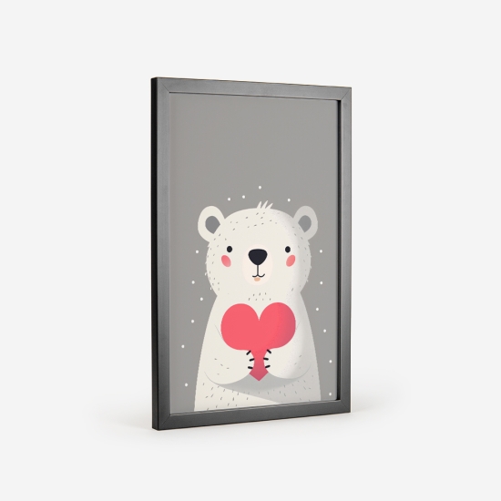 Poster de um urso polar branco a segurar um coração vermelho, perfeito para decoração carinhosa de quartos de bebé. 2